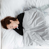 Original Therapiedecke - Gewichtsdecke für Erwachsene mit Baumwollbezug in Hellgrau